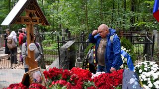 Cientos de rusos presentan sus respetos a Prigozhin en cementerio de San Petersburgo