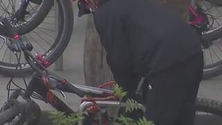 Cercado de Lima: cámaras de seguridad captan a mujer robando una bicicleta pero niega su delito | VIDEO