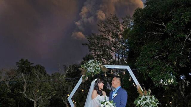 La pareja filipina que se casó a 15 kilómetros del volcán en erupción | FOTOS