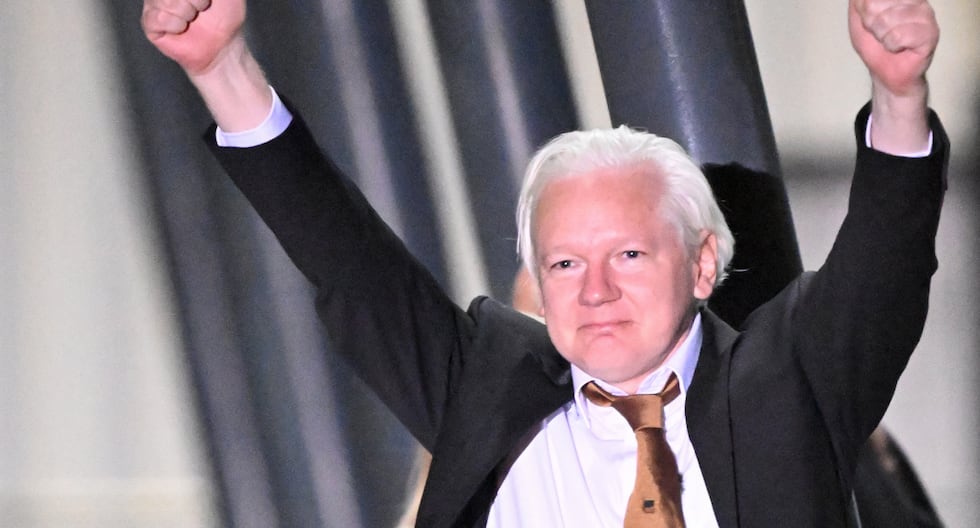 El fundador de WikiLeaks, Julian Assange, levanta el pulgar después de llegar al aeropuerto de Canberra, en Australia, el 26 de junio de 2024. (Foto de WILLIAM WEST / AFP).