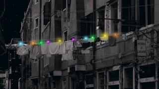 Ganchos de ropa solares iluminan las calles de noche