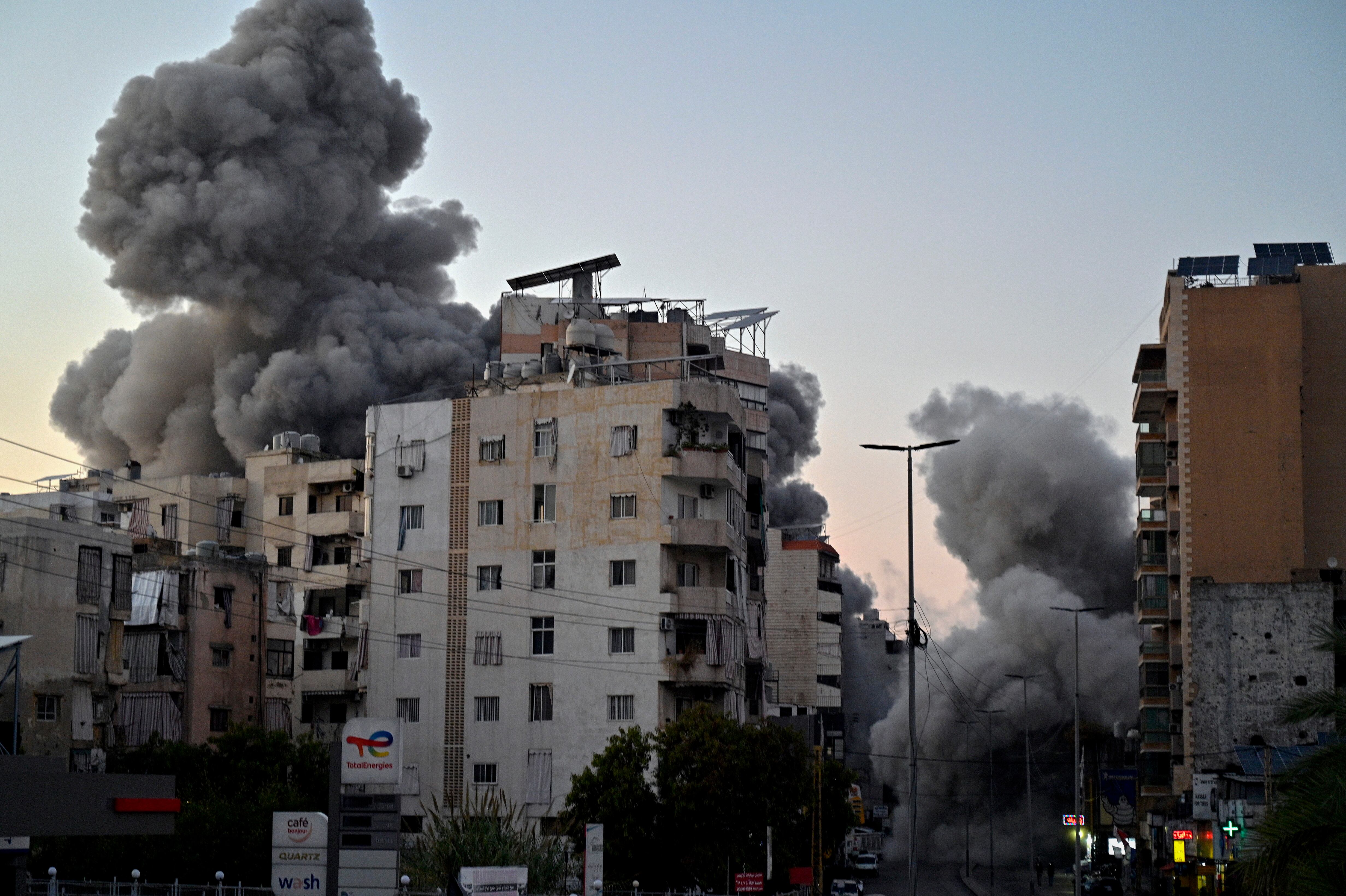 El humo se eleva tras un ataque aéreo israelí en la zona de Al-Chiyah, en el sur de Beirut, Líbano, el 14 de noviembre de 2024. (Foto: EFE/EPA/WAEL HAMZEH)