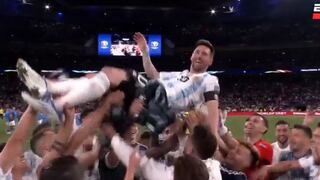 Lionel Messi fue cargado por compañeros en las celebraciones tras triunfo ante Italia | VIDEO