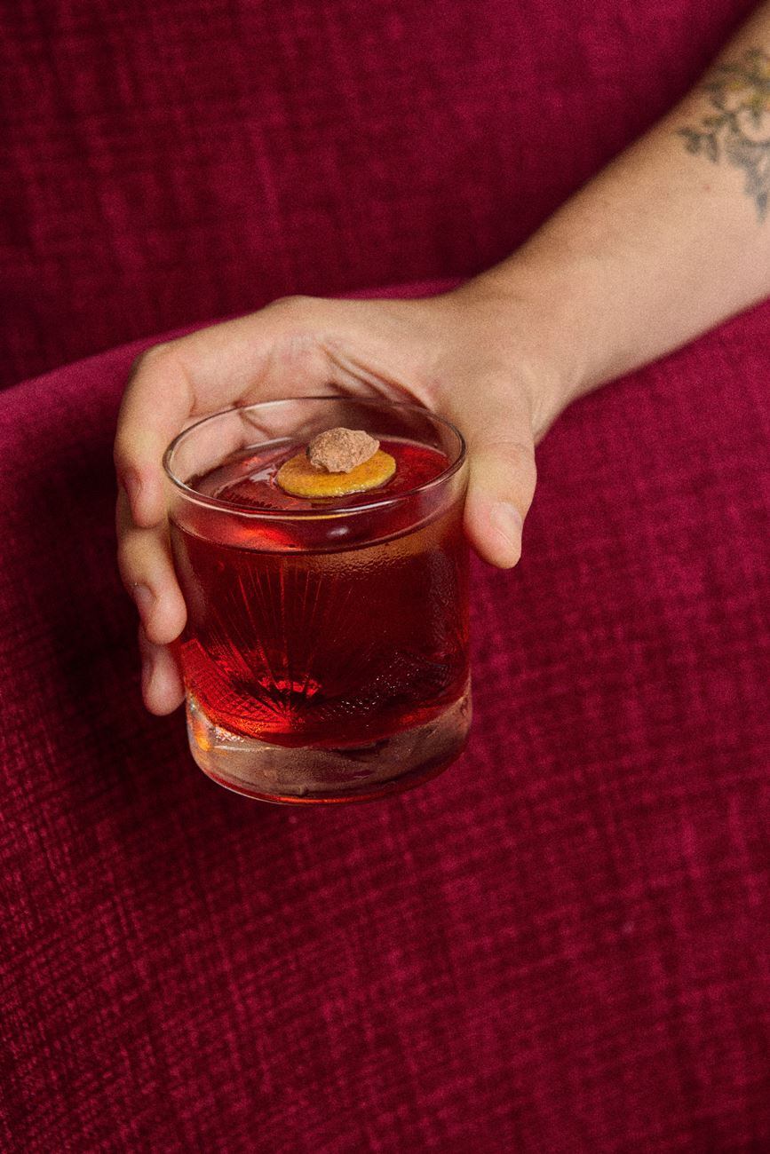 Negroni 3300 (con gin, cynar, vermouth, campari y sal de Maras). Se prepara infusionado a -7° lo que reduce un poco el amargor.