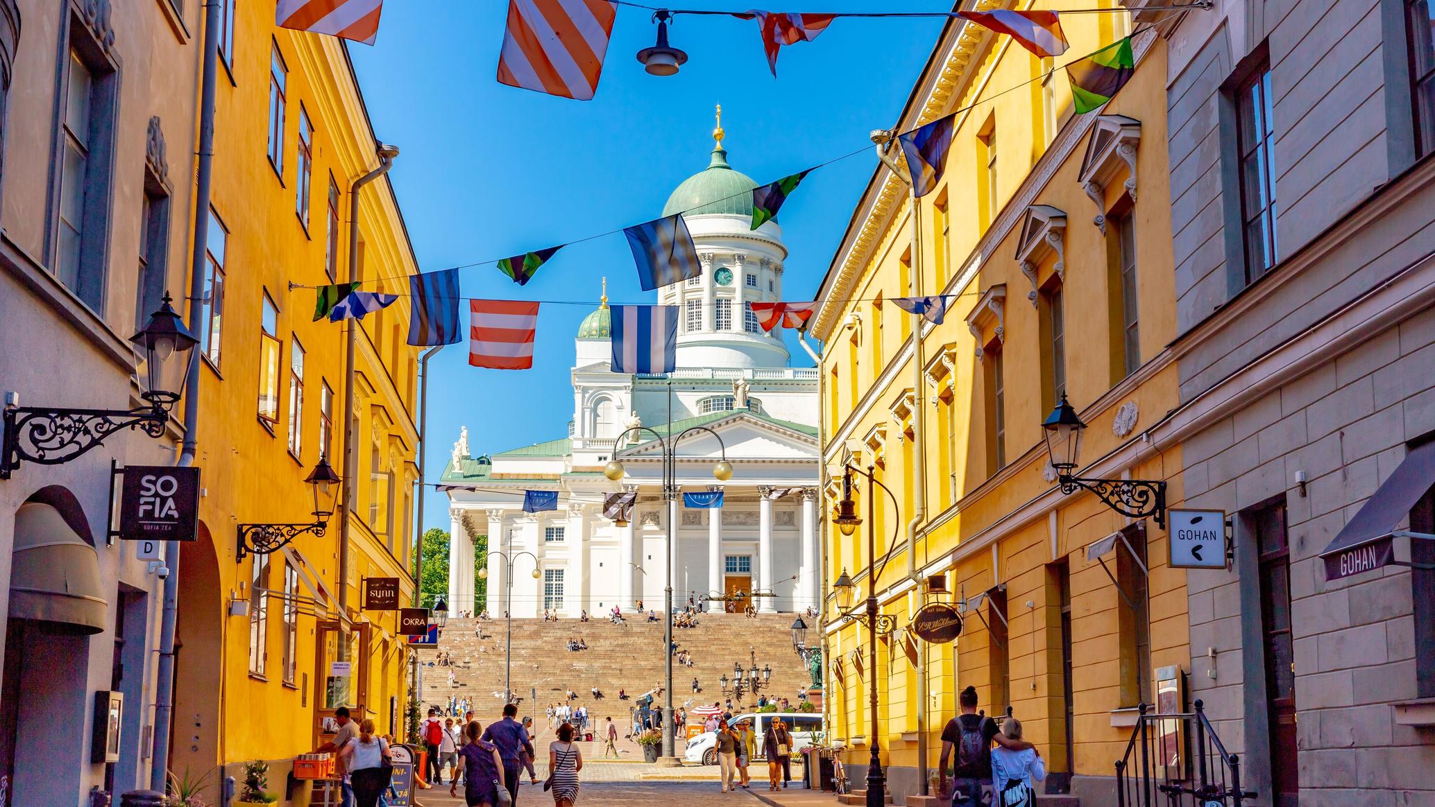 Helsinki se ubica en una península del golfo de Finlandia. Su avenida central, Mannerheimintie, está bordeada de instituciones como el Museo Nacional, que recorre la historia de Finlandia desde la Edad de Piedra hasta la actualidad.