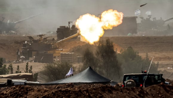 Un obús autopropulsado M109 de 155 mm del ejército de Israel dispara proyectiles cerca de la frontera con Gaza, el 12 de octubre de 2023. (Foto de JACK GUEZ / AFP).