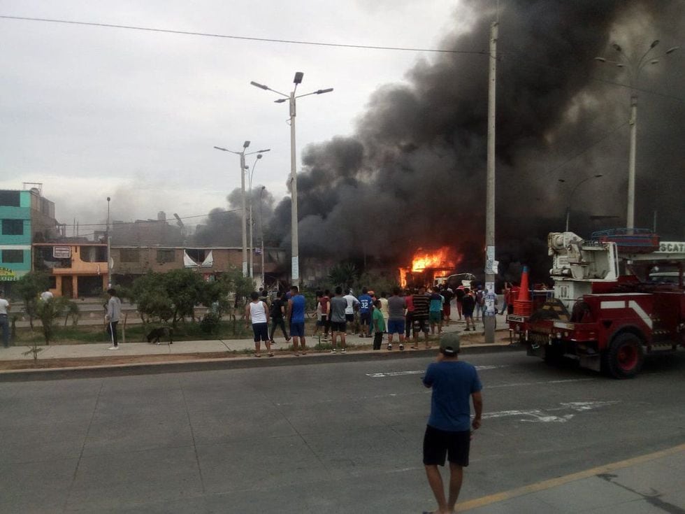 El incendio que se registró en Villa El Salvador dejó más de 50 heridos. (Foto: Bomberos)