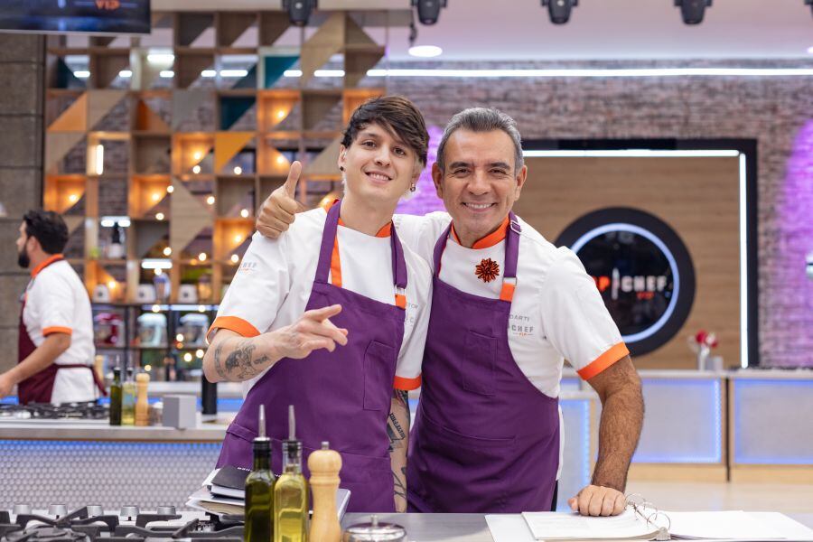 Fase a fase, Héctor Sandarti (derecha) confirma que con su personalidad y ganas puede llegar lejos en el programa de Telemundo.