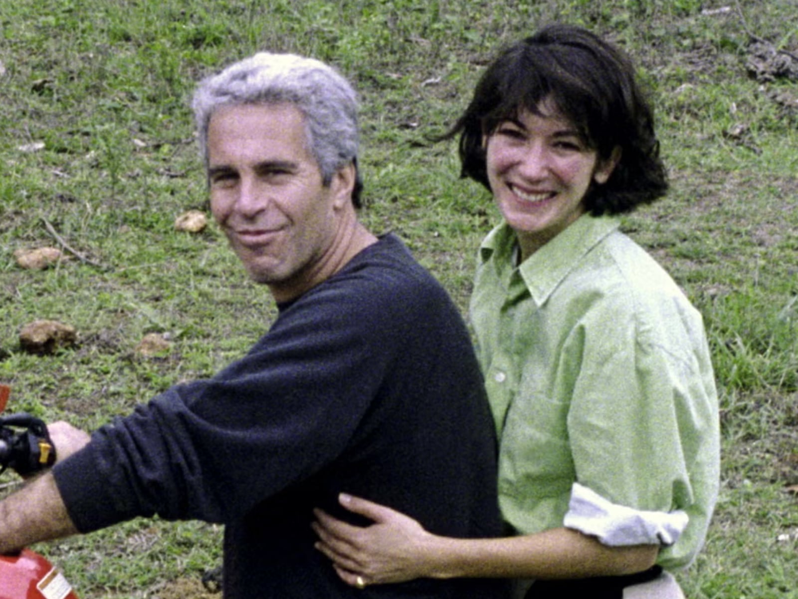 Ghislaine Maxwell y Jeffrey Epstein fueron pareja y cómplices de delitos de explotación sexual de menores por mucho tiempo (Foto: Departamento de Justicia de Estados Unidos)