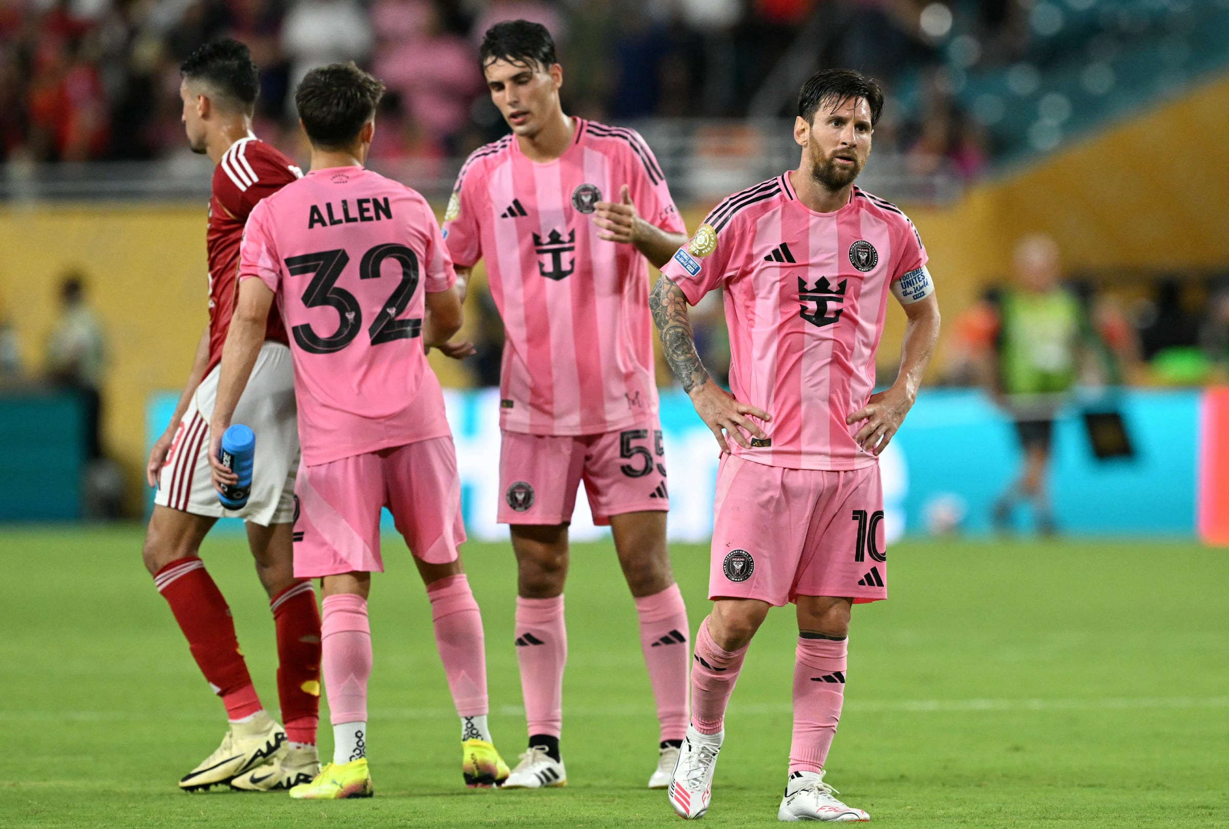 Lionel Messi del Inter Miami reacciona durante el partido de fútbol del Grupo A del Mundial de Clubes 2025 entre el Al-Ahly de Egipto y el Inter Miami de EE. UU. en el estadio Hard Rock de Miami. (Foto: CHANDAN KHANNA / AFP)