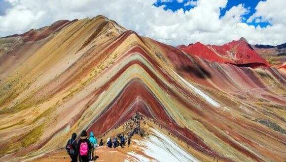 TikTok Viral: cómo reaccionó un español al encontrar gran cantidad de turistas en la Montaña de 7 colores. (Foto: Shutterstock)