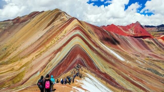 Mira cómo reaccionó un español al encontrar gran cantidad de turistas en la Montaña de 7 colores