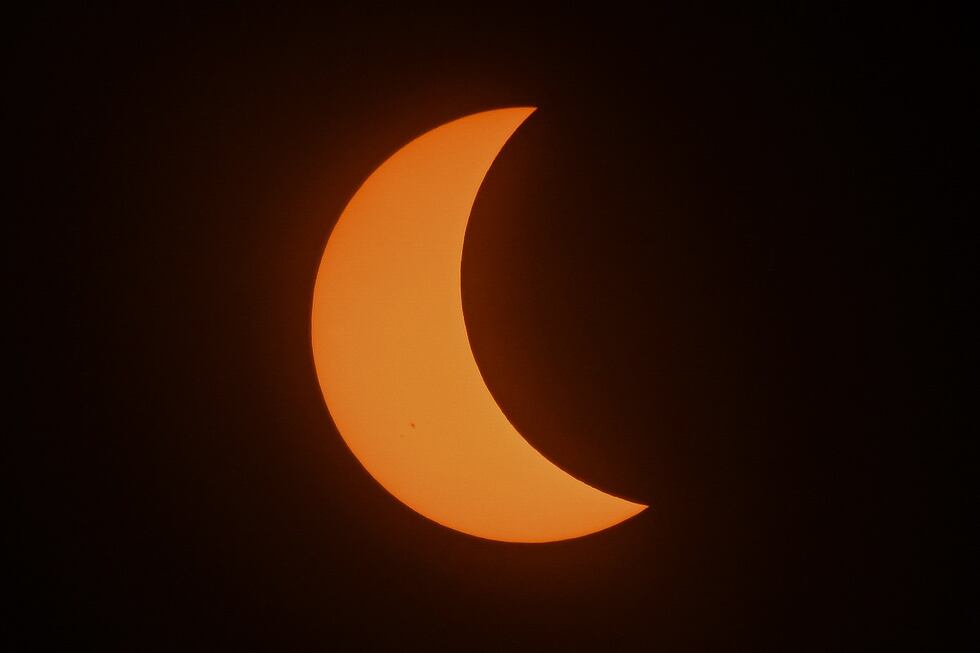 La luna comienza a eclipsar al sol durante el eclipse solar total en Mazatlán, estado de Sinaloa, México, el 8 de abril de 2024. (Foto de MARIO VAZQUEZ / AFP)