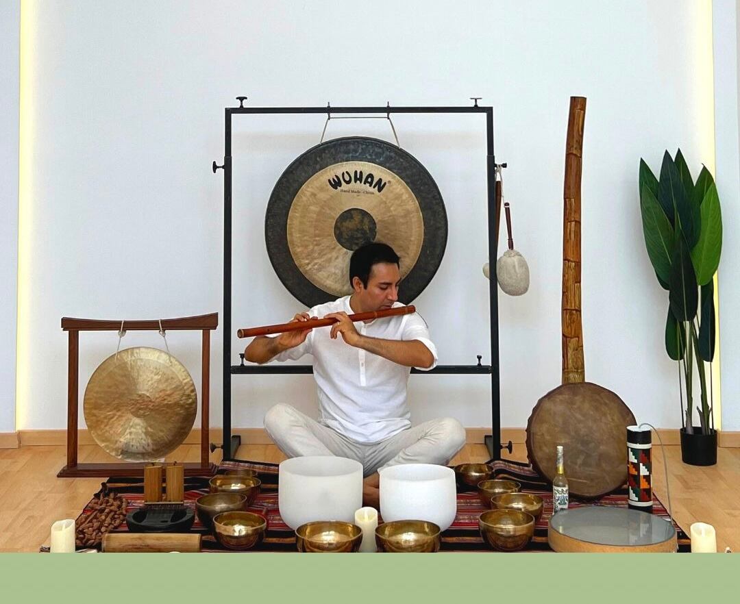 En las sesiones, por lo general se siente una descarga de energía densa o de cansancio muscular. Muchas personas salen renovadas, otras tienen un espacio para descansar o incluso dormir