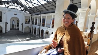 Bolivia: la profesora con polleras que conquistó a un colegio privado