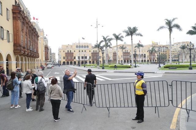 Gobierno vuelve a cerrar la Plaza de Armas como contingencia a próxima protesta. (Foto: Alessandro Currarino / @photo.gec)