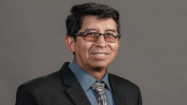 ¿Quién es el profesor peruano que figura en la lista de los 50 mejores del mundo?.