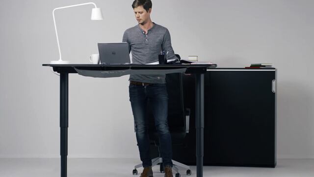 Este escritorio se ajusta a tu altura apretando solo un botón