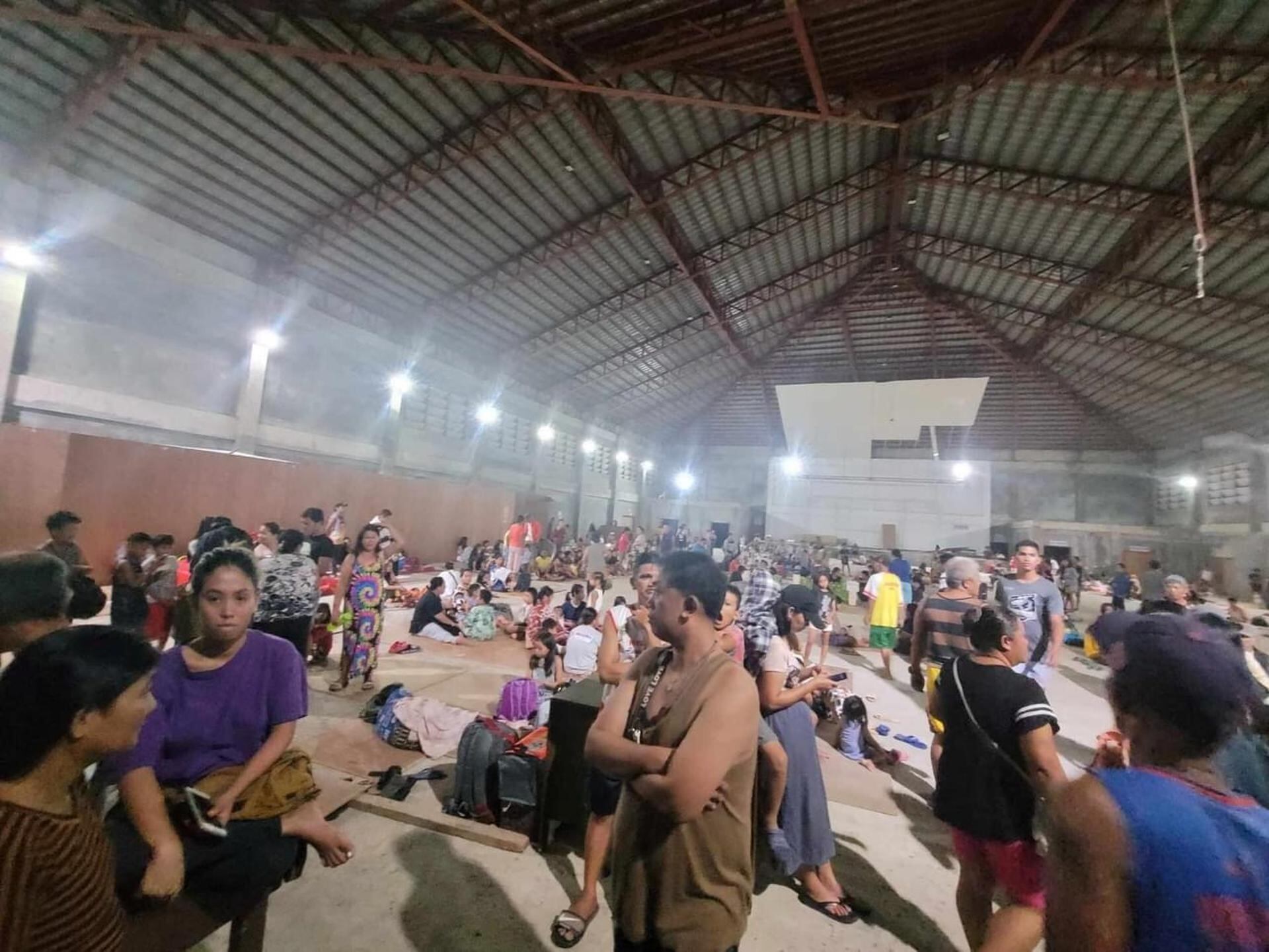 Aldeanos descansan dentro de un gimnasio después de un terremoto en la ciudad de Hinatuan, Filipinas, el 3 de diciembre de 2023. (EFE).