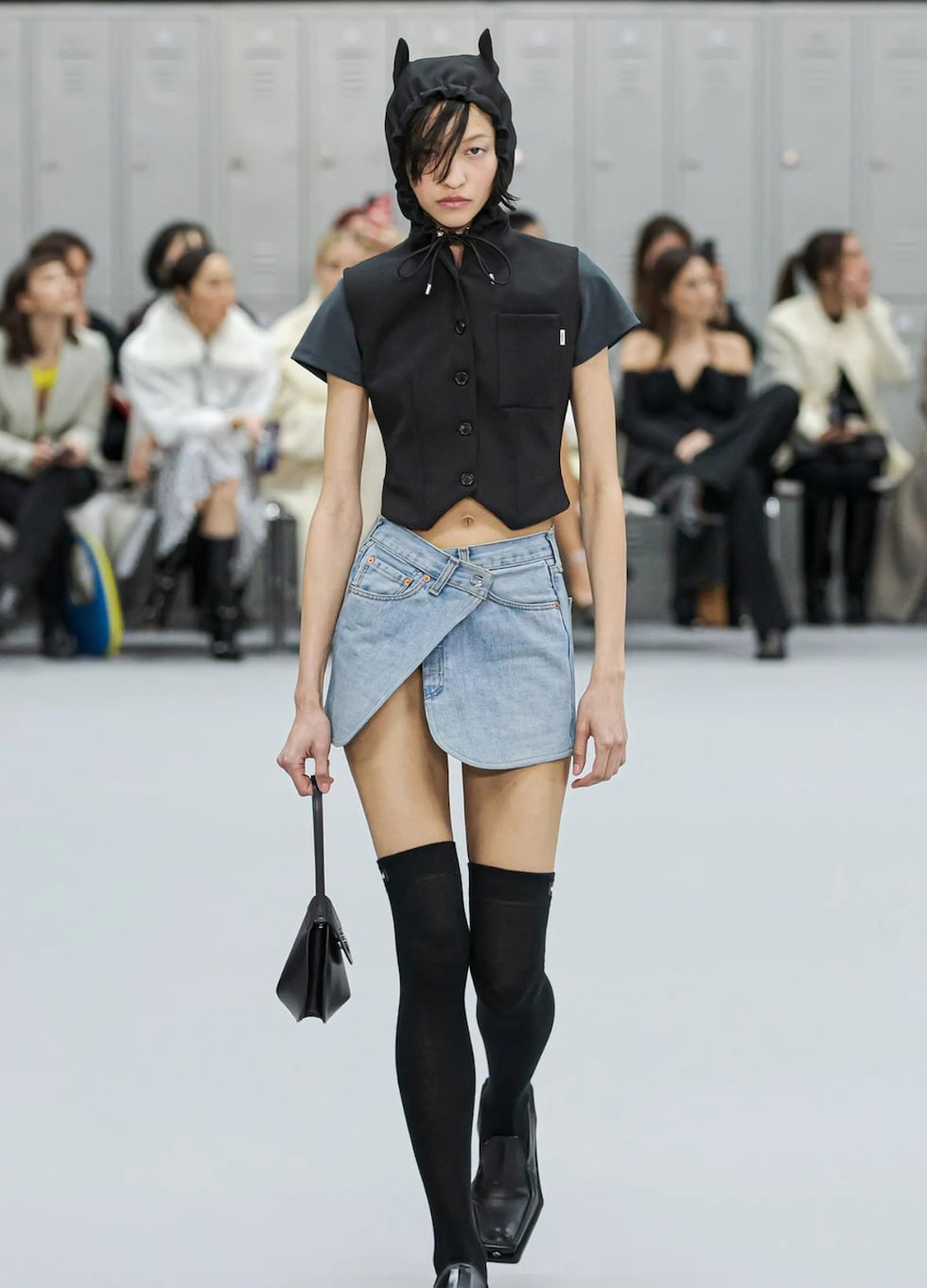 Las orejas de gato fueron una realidad sobre la pasarela cuando Coperni mostró looks de modelos llevando chalecos con capuchas con orejas de gatos para su colección otoño/invierno 2022.
(Foto: Vogue Runway)