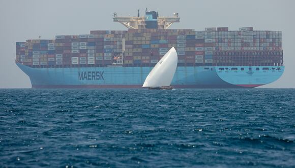 El gigante naviero Maersk dijo el 31 de diciembre de 2023 que suspendería el paso de buques a través del Mar Rojo durante 48 horas, después de que los hutíes atacaran uno de sus buques mercantes. (Foto de Karim SAHIB / AFP).