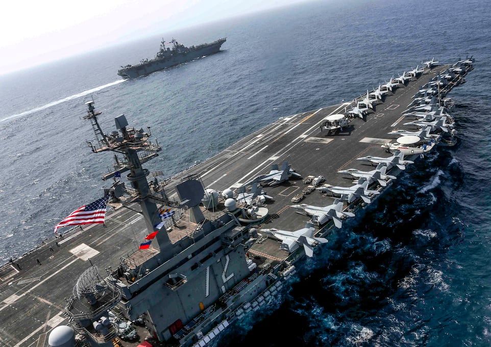 Esta fotografía distribuida por la Armada de Estados Unidos el 17 de mayo de 2019 muestra al portaaviones de clase Nimitz USS Abraham Lincoln y al buque de asalto anfibio Kearsarge en el Mar Arábigo. (AFP).