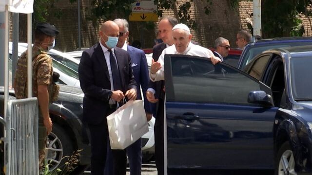 Papa Francisco abandona hospital en Roma tras su operación de colon