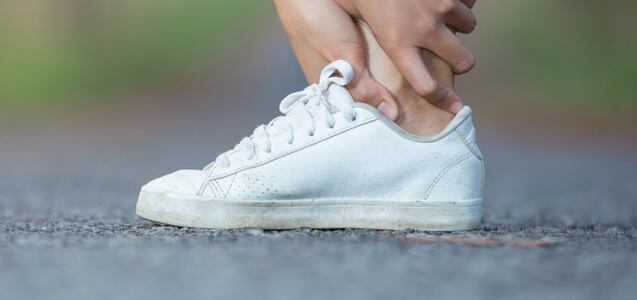 La señal al caminar que revela que tus zapatos no son de tu talla