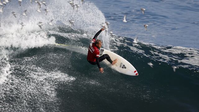 Miguel Tudela, el surfista guerrero que asegura medalla en Santiago 2023 pese a una rotura de ligamentos 