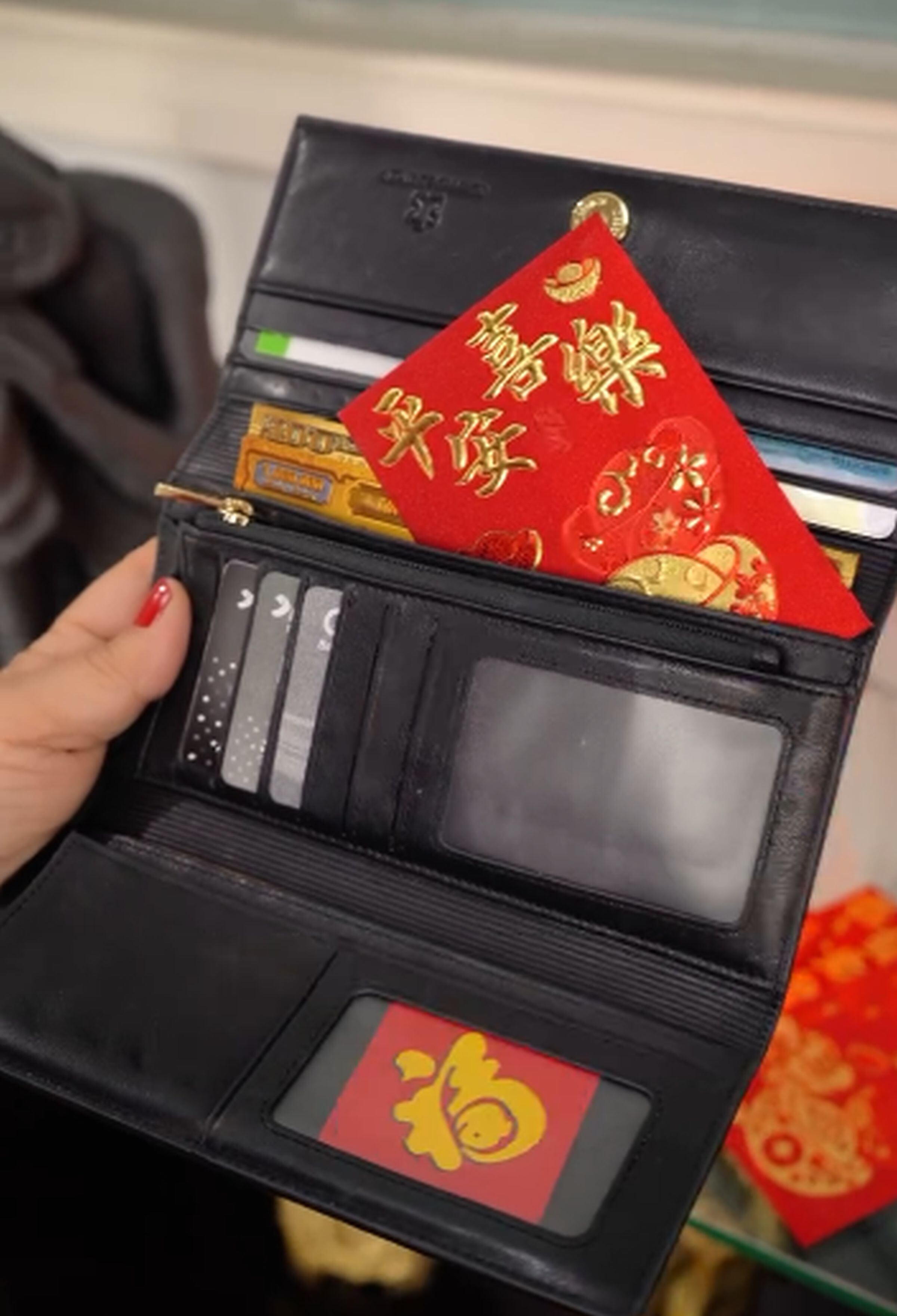 La billetera, según indicó Ana María Balarezo, es el lugar donde tiene que estar el sobre rojo que te regalaron. (Foto: @anaasesora / Instagram)