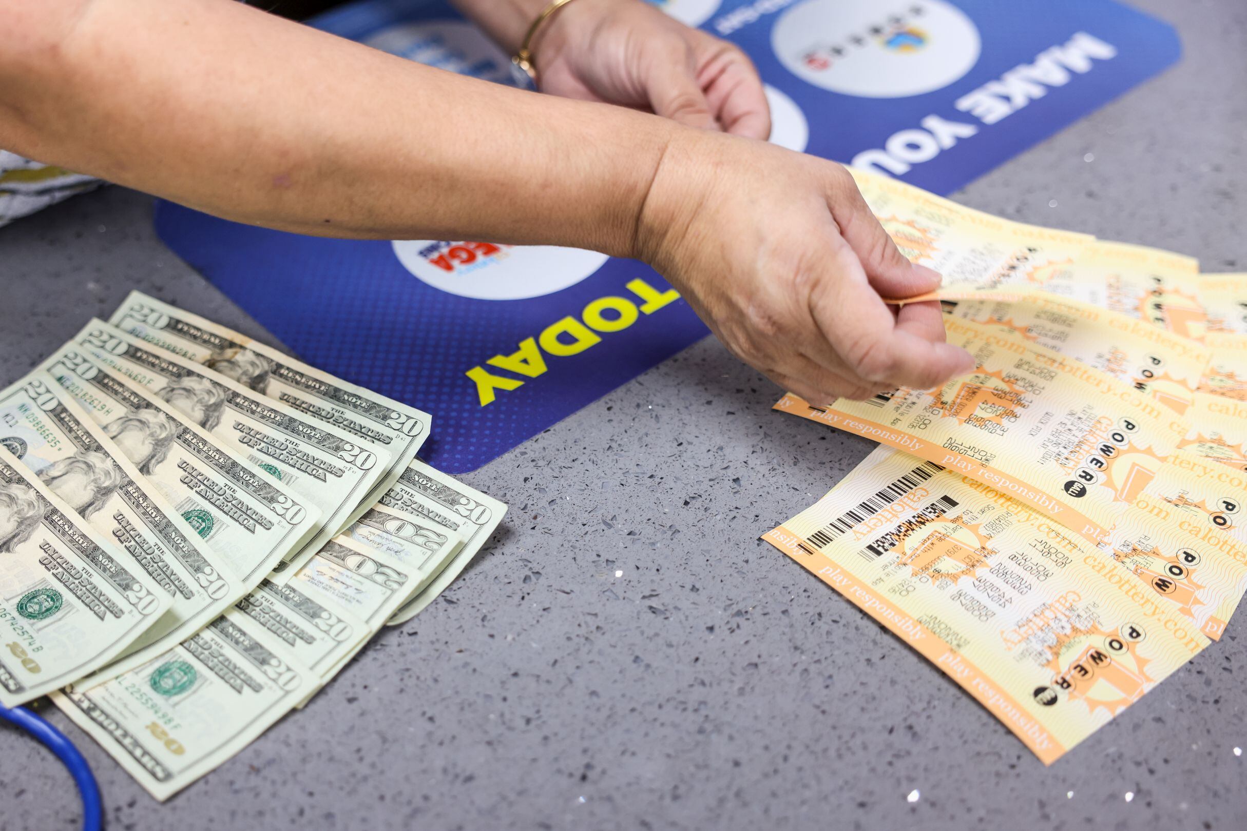 Para ganar el premio mayor, debes acertar los cinco números blancos en cualquier orden más el número rojo Powerball (Foto: AFP)