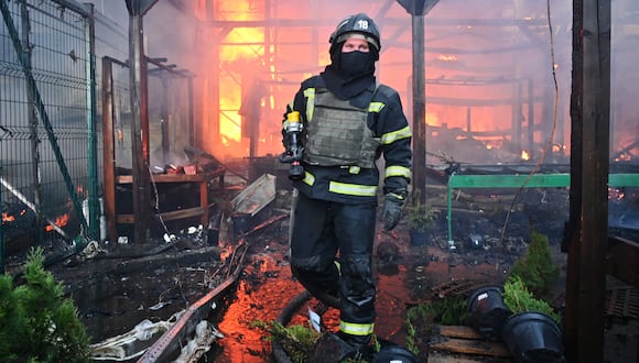 Un bombero ucraniano interviene para extinguir un incendio en un hipermercado tras un ataque de Rusia en Kharkiv, Ucrania, el 25 de mayo de 2024. (Foto de SERGEY BOBOK / AFP).