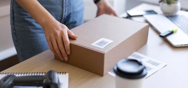 No deberías abrir tus paquetes de Amazon en la cama: repartidora explica por qué