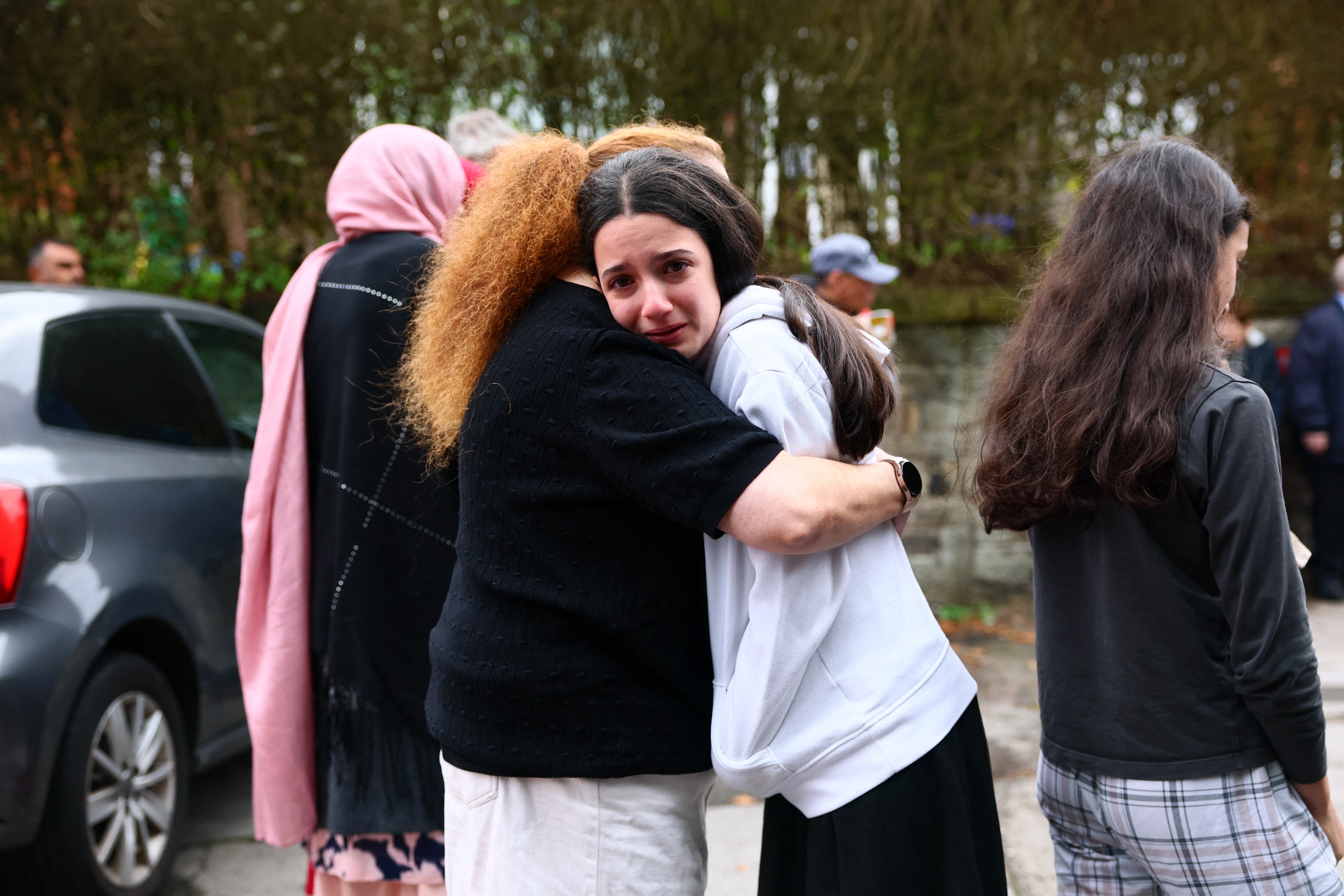 Miembros de la comunidad se consuelan mutuamente cerca de la Sinagoga de la Congregación Hebrea de Heaton Park, en Crumpsall, al norte de Manchester. (Foto de Paul Currie / AFP).
