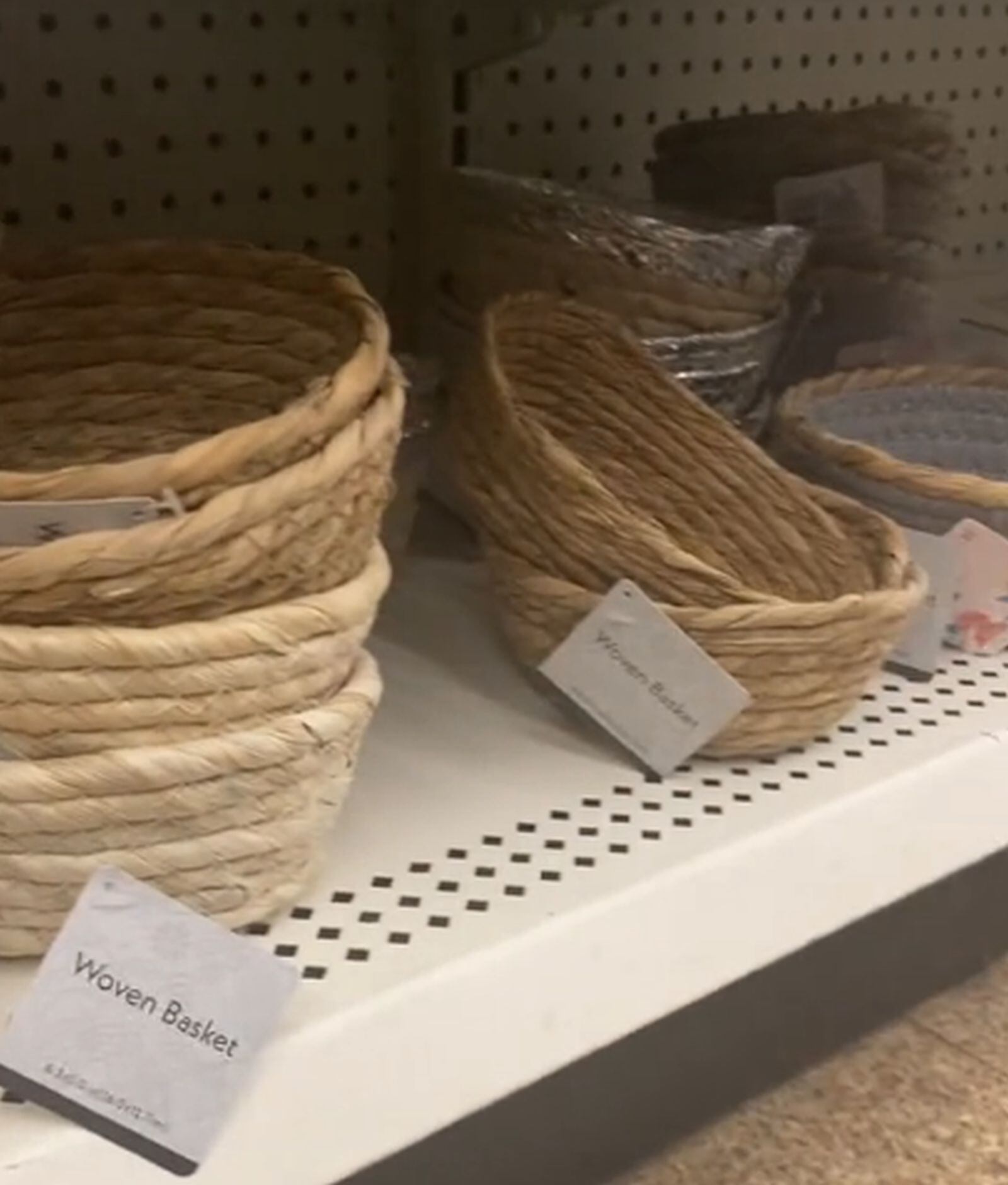 Dollar Tree tiene castas de mimbre para elevar tu decoración (Foto: @bargain.bethany)