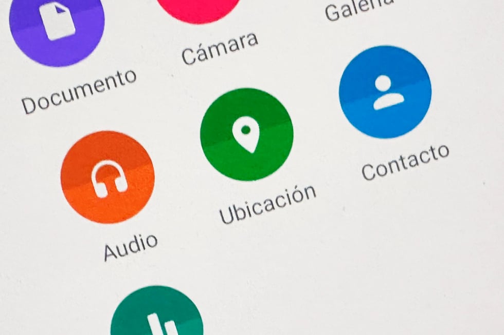 Recuerda que la persona que te tiene que compartir tu ubicación deberás ir al clip de WhatsApp. (Foto: MAG - Rommel Yupanqui)