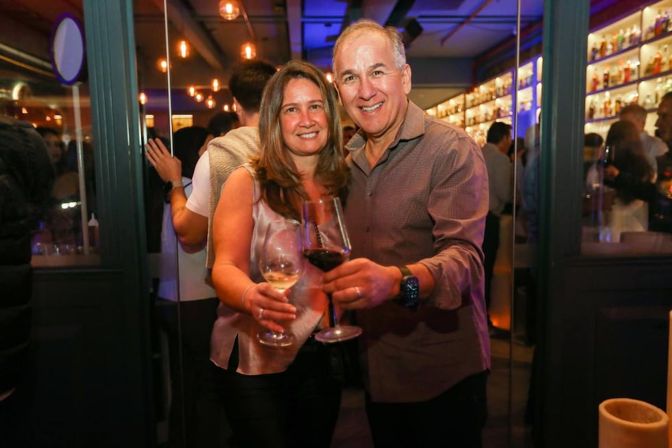 Jessica Salazar y Daniel Manrique disfrutan del evento "Manglares, aperitivos, música y bebidas en Segundo Muelle". Miraflores.