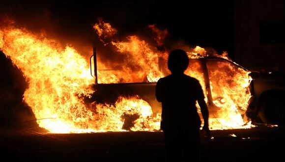 Una persona observa una patrulla de la Guardia Nacional (GN) incendiada por supuestos estudiantes normalistas este sábado en municipio de Tixtla, estado de Guerrero (México) | Foto: EFE/José Luis de la Cruz