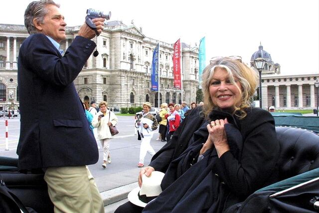 Brigitte Bardot y su marido, el abogado francés Bernard Ormale, posan para los fotógrafos durante su recorrido en Viena, Austria en 2002 | EFE/EPA/HERBERT P. OCZERET
