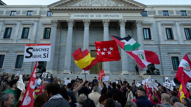 España: miles de personas se manifiestan por “amor a la democracia” ante el Congreso