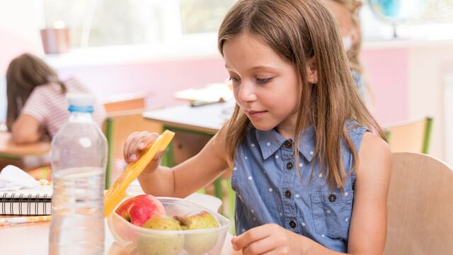 Alimentos y bebidas para proteger a tus hijos del calor y enfermedades en el colegio