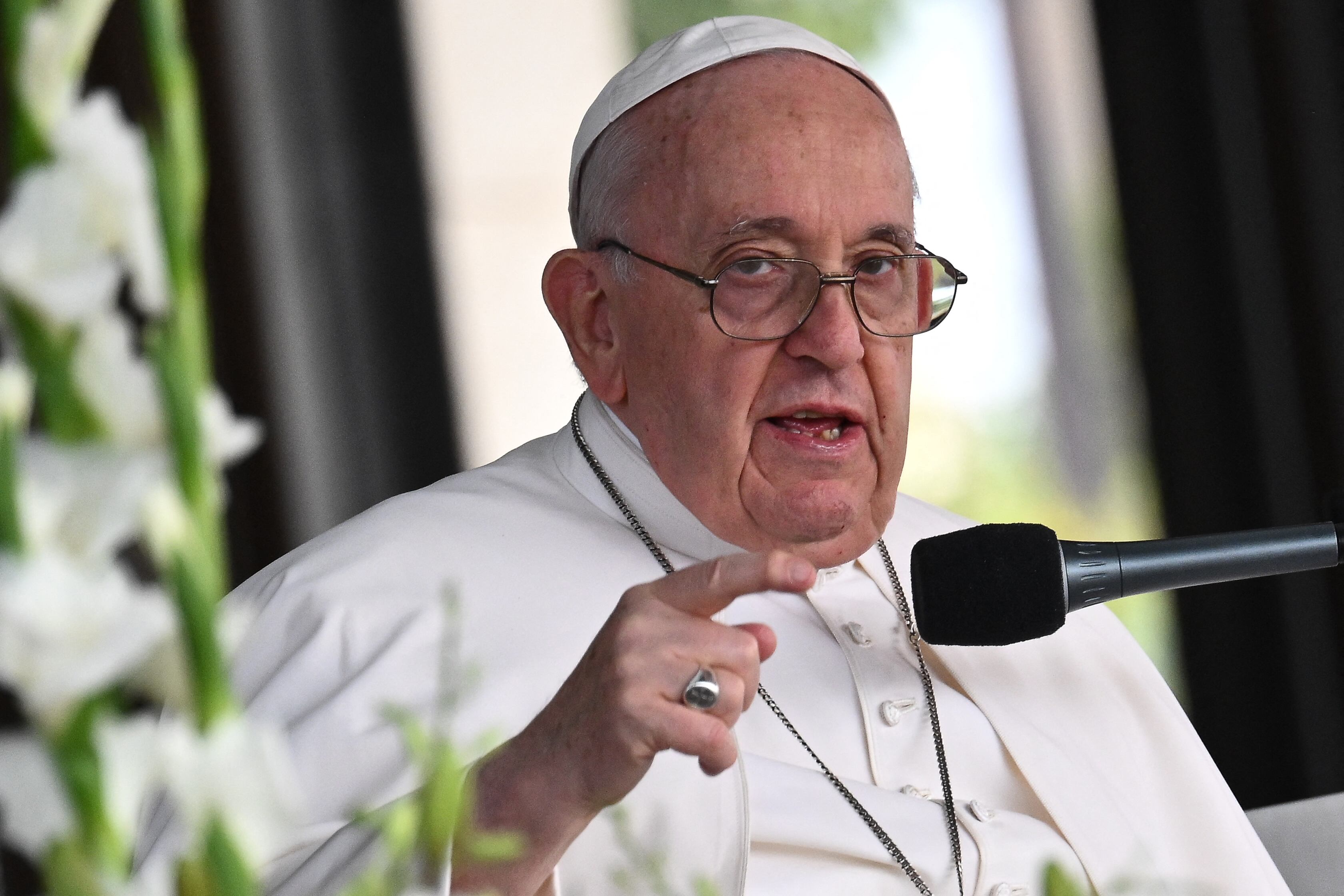 El papa Francisco preside el rezo del Santo Rosario con jóvenes enfermos en la Capilla de las Apariciones del Santuario de Nuestra Señora de Fátima, el 5 de agosto de 2023. (Foto de Marco BERTORELLO / AFP).