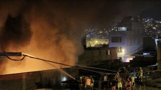 Villa El Salvador: voraz incendio consume almacén