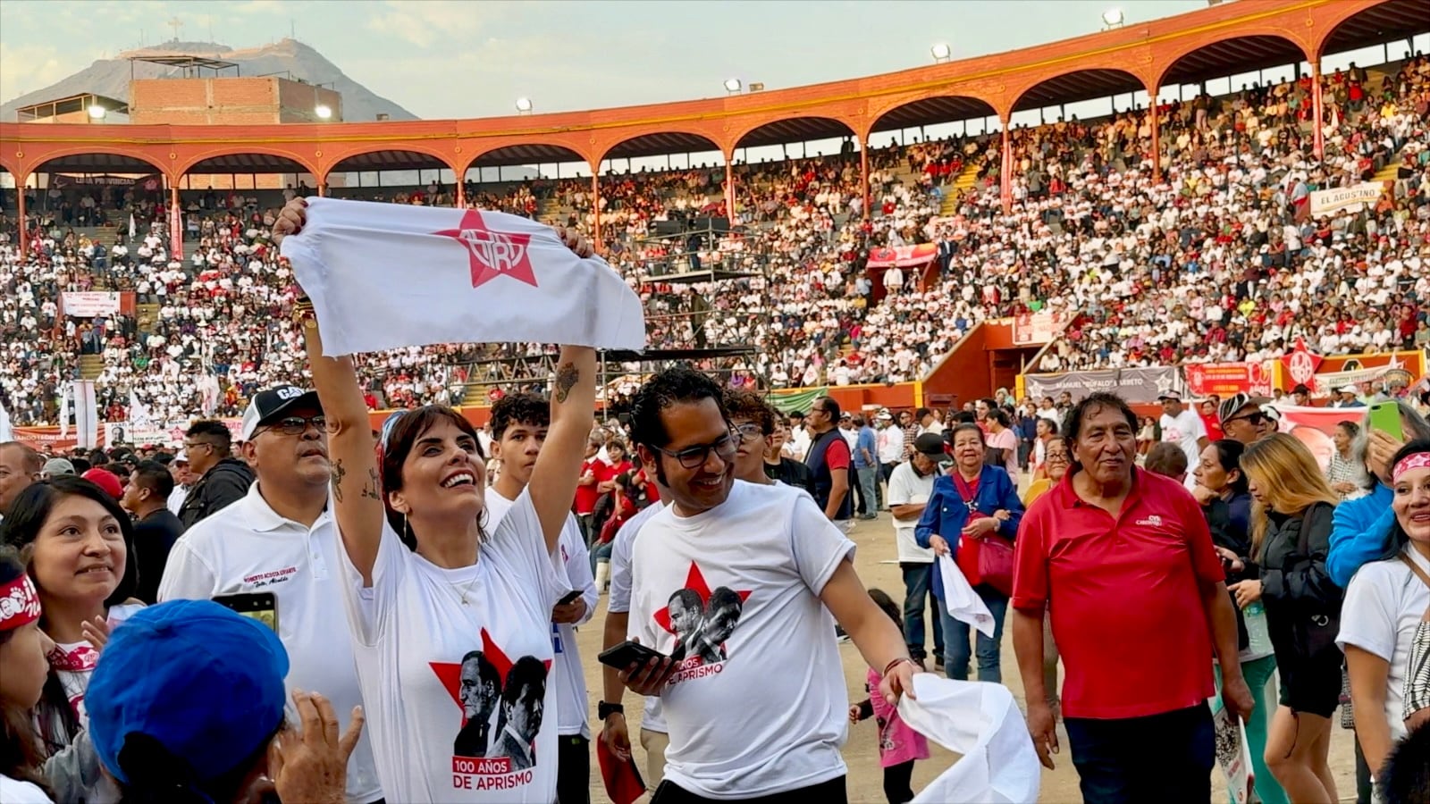 Carla García, rodeada de sus ‘compañeros’ Renzo Ibañez y Jaicec Espinoza, llegaron a la Plaza de Acho el domingo pasado, apenas aterrizados de una gira que hicieron en Lambayeque. (Foto: Javier Ponce)
