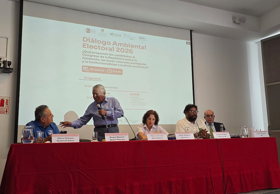 Los candidatos Alfonso Velásquez, de Renovación Popular; Roger Rumrill, de Ahora Nación; Patricia Iturregui, del Partido del Buen Gobierno; y David García, de Primero la Gente, durante el Diálogo Ambiental Electoral. A la derecha Mariano Castro, de Grade. Crédito: Yvette Sierra.