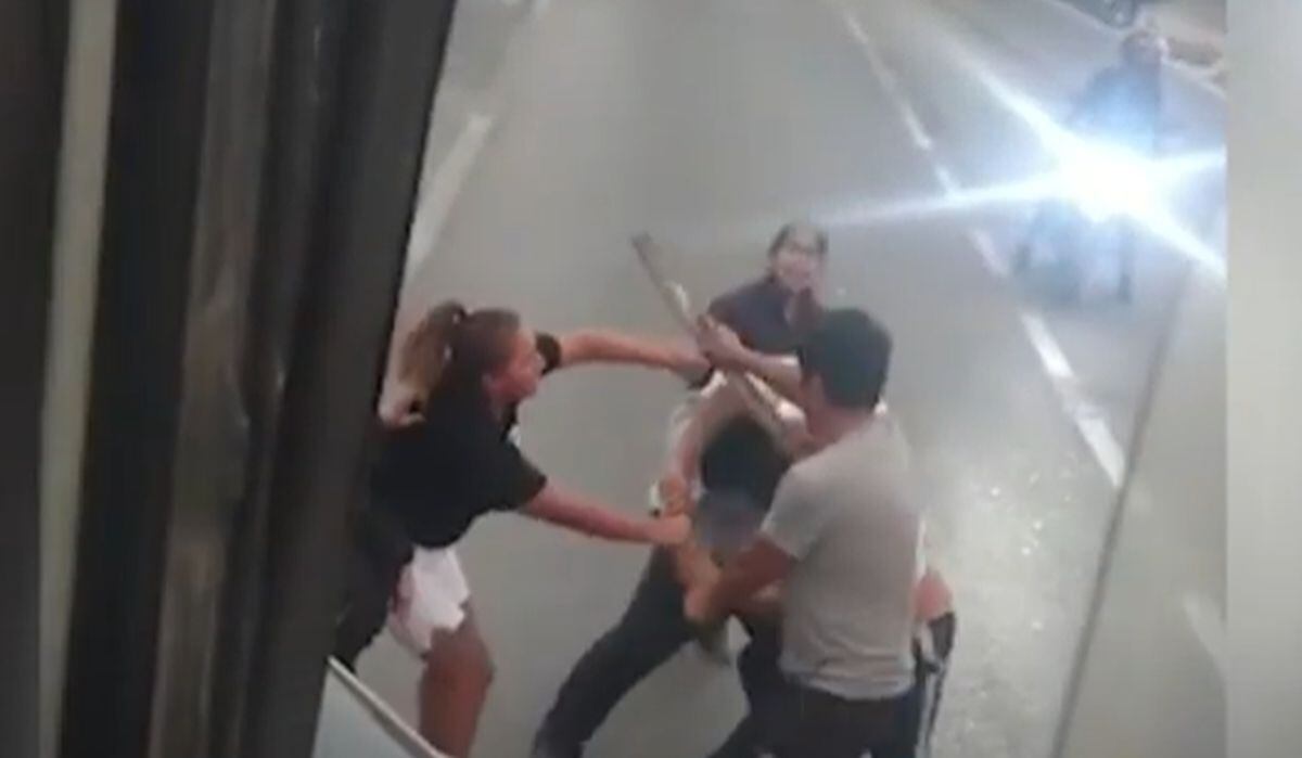 Violenta pelea de conductores se registró en el puente Acho (Captura de video / Buenos Días Perú)