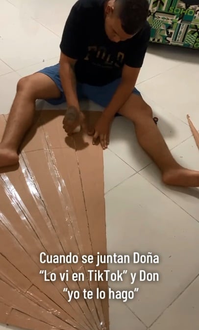 En un video, una pareja mostró cómo convirtieron un trozo de cartón en un espectacular árbol navideño. (Foto: @andreac.tabares)