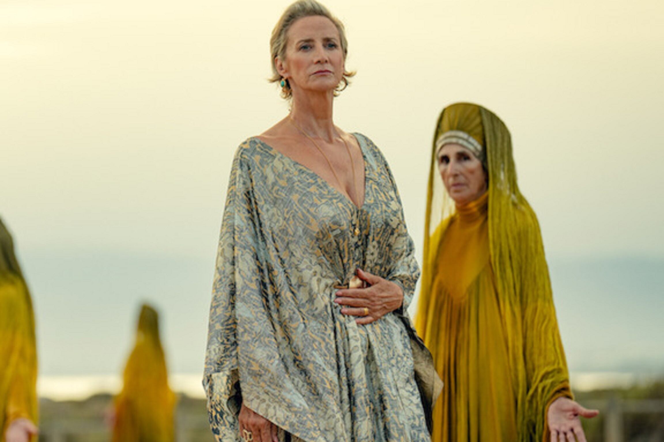 Hera (Janet McTeer) llama a su hijo y le pide que prepare a la tropas al final de la serie "Kaos" (Foto: Netflix)