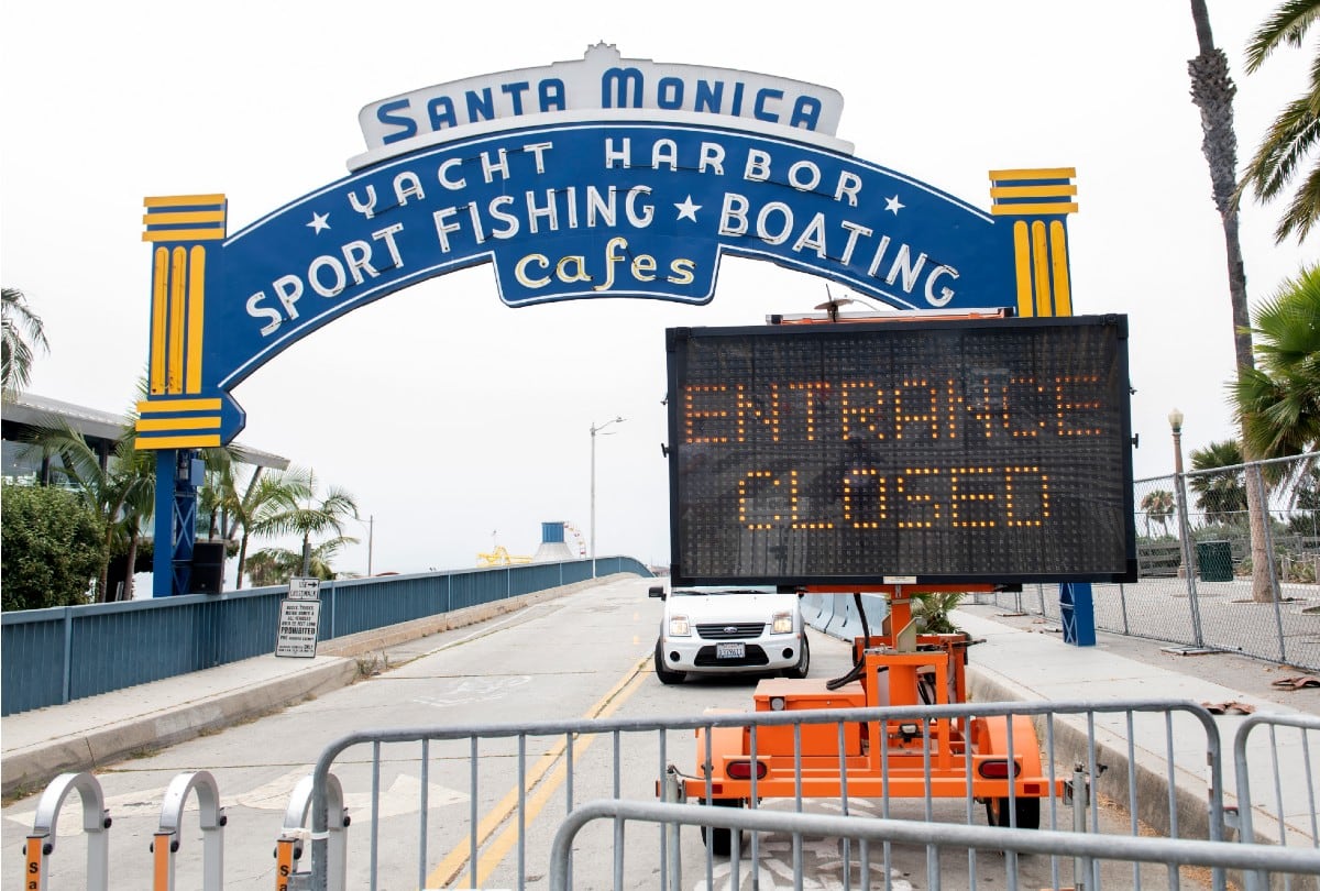 El icónico muelle de Santa Mónica fue escenario del impacto de las primeras olas del tsunami provocado por el terremoto en Rusia. | Crédito: AFP