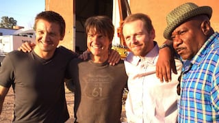 Tom Cruise posa con actores de "Misión imposible 5"